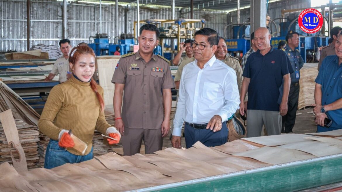 អភិបាលខេត្តរតនគិរី អញ្ជើញចុះពិនិត្យ សហគ្រាសផលិតក្តាបន្ទះ នៅស្រុកអូរជុំ